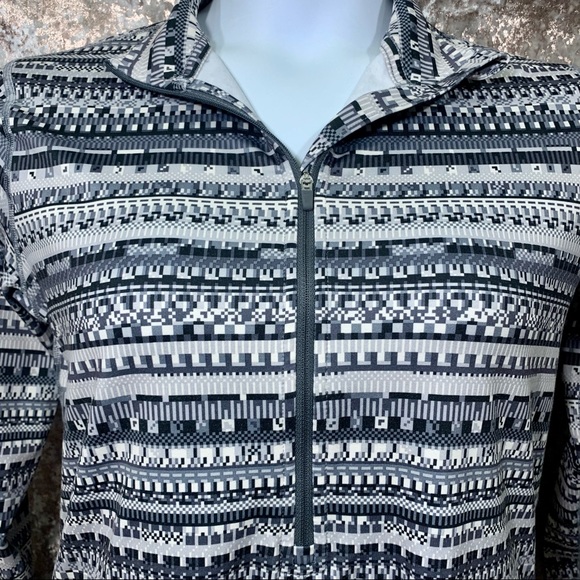 Nike Dri Fit 1/2 Zip Top - Picture 2 of 9